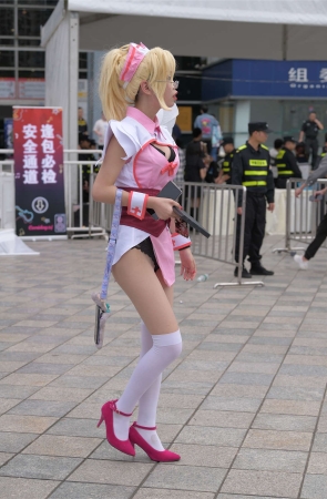高挑cos小姐姐