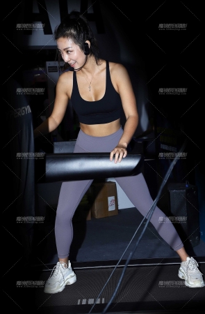 黑色运动抹胸美女教练