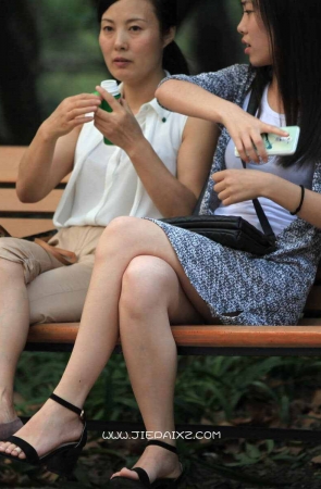 长椅上的美腿凉高跟美眉