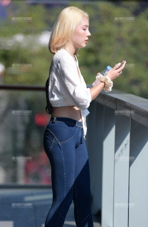 第1490篇阳光下耀眼时尚美女