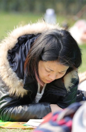 No1157 上身还裹着冬装，丝足已迫不及待露出