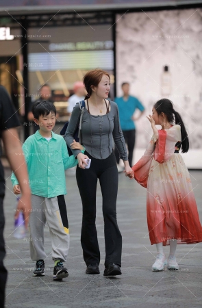 街拍黑色紧身裤宝妈 [19P]