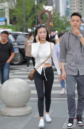街拍黑色紧身裤美眉