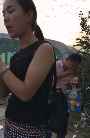 买小吃的两个紧绷包臀短裙肉丝白腿美眉