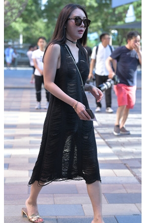 戴着墨镜的妹子(28P)[369M/JPG]