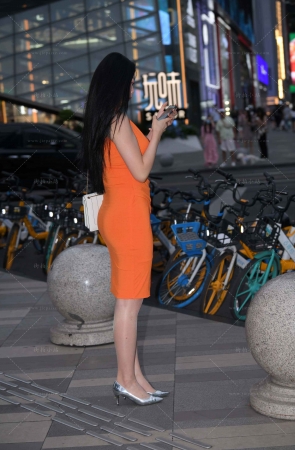 搭讪街拍橙色裙丝腿高跟轻熟美女