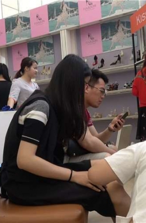 4k-美颜漂亮小姐姐鞋柜试高跟鞋