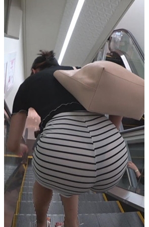 条纹热裤饱满妹子