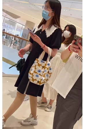 戴眼镜的黑裙美女