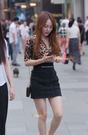 短裙长腿美女