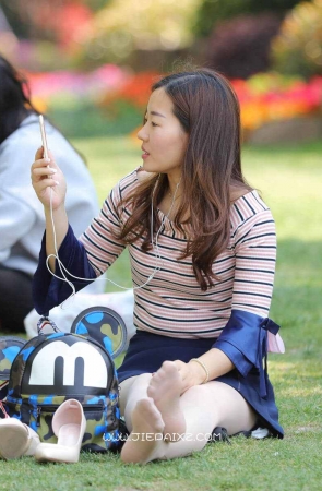 草地上的漂亮少f，短裙长丝，简直美不胜收