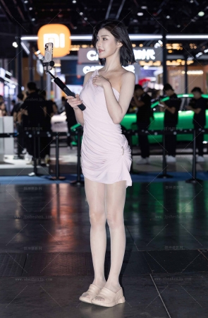 LB411-119P 成都车展-粉裙程儿女神肉丝美腿拖鞋篇