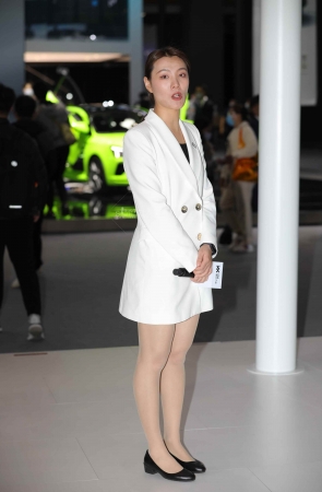 【街拍心灵】车展主持人美腿街拍肉丝气质哇塞