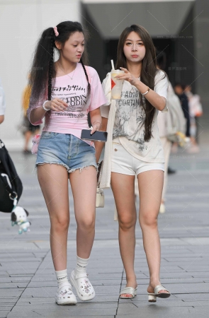 25828-17-78√热裤青春俩闺蜜