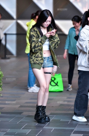 腼腆牛仔热裤美女