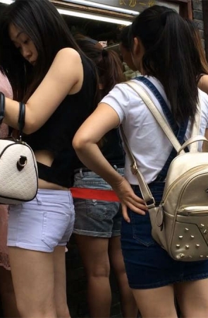 白色超低腰热裤美女和姐妹逛街