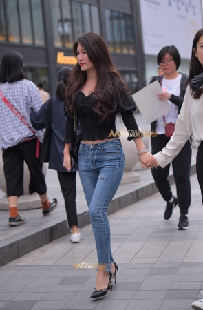 逛街的紧牛姐姐