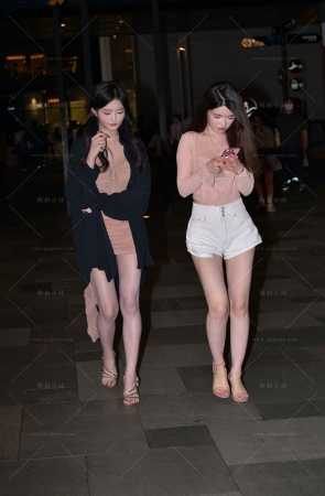 夜拍白热裤美腿小姐姐