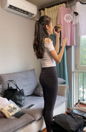 一只麋鹿摄影作品 黑色瑜伽裤美女