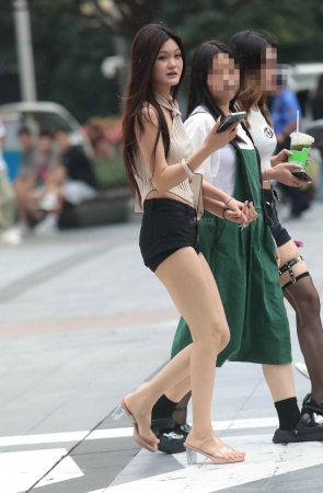 街拍高跟少妇