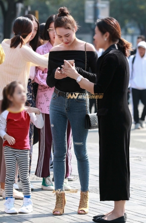 第1327篇紧身牛仔气质美女