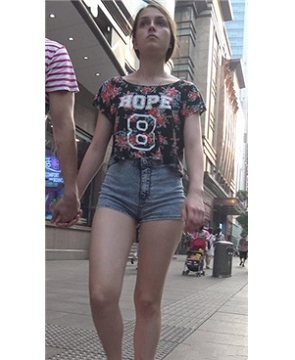 4k-街拍碎花衬衫热裤露PP的外国妞 [1.54 GB]