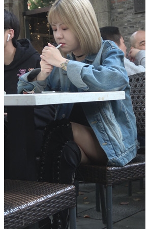 吸烟的黄色短发高靴小姐姐