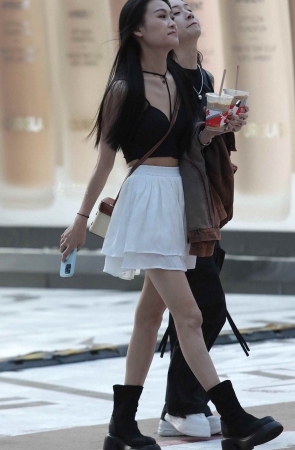 街拍短裙妹子