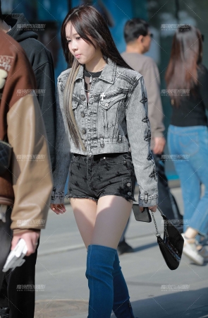 牛仔热裤美眉