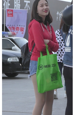 红衣牛仔短裤美女