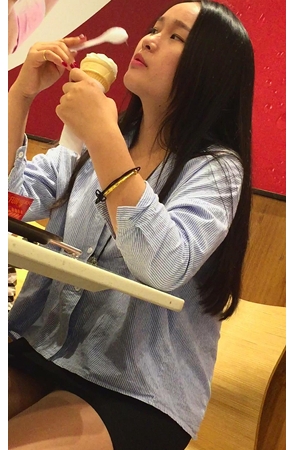 尖嘴高跟鞋肉丝OL包臀裙美女在吃甜筒