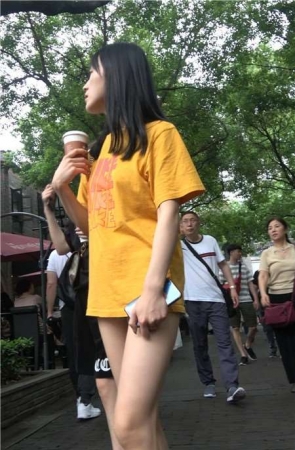 黄T恤超短牛仔月牙臀街拍MM [1.15 GB]