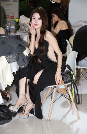 黑色长裙甜美车模小姐姐