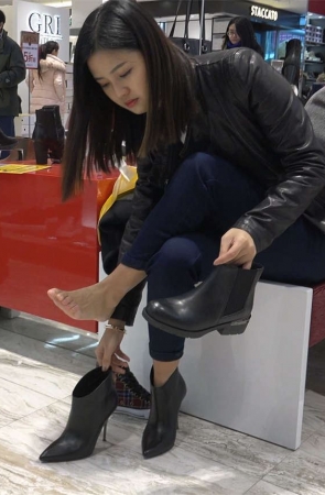 光脚穿鞋子的小姐姐