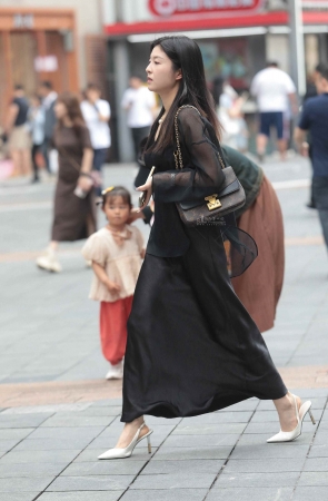 气质街拍高跟少妇