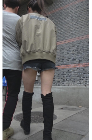 黑色高靴短裤小姐姐
