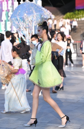 打伞绿色裙