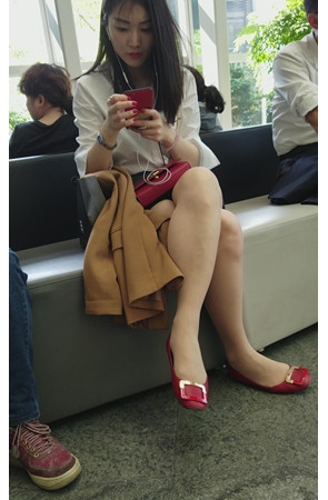 漂亮的裸腿小姐姐