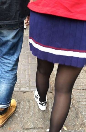 街拍黑丝学生妹