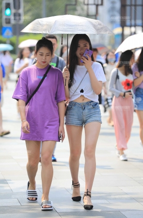 热裤美眉