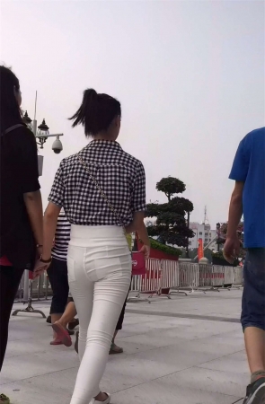 美臀紧身白裤性感小美女