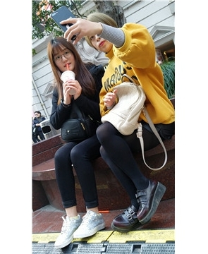 4k超清，偶遇花坛边自拍的两位黑丝姐妹花