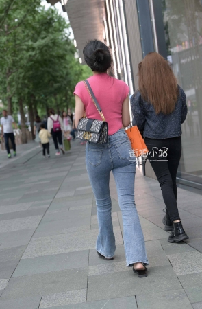 街拍气质的牛仔裤美女