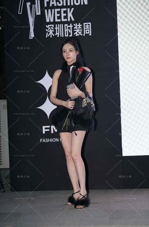 拿着玫瑰花的美腿小仙女