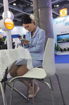 4K高端案场轻熟顾问休息脱鞋肉丝热乎乎