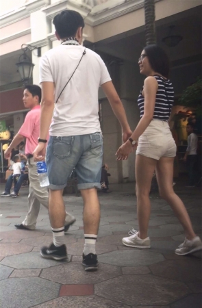 白色短裤美女