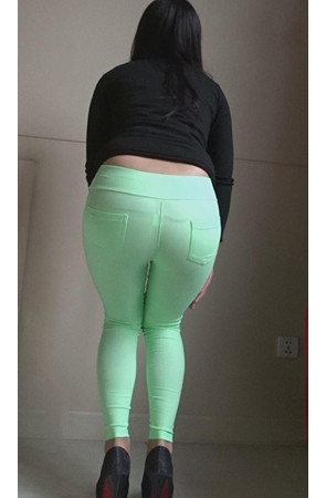 模拍漂亮的绿色紧身裤诱惑美女