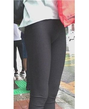 公车站偶遇打底裤勒出美三角的美女[1.33 GB]