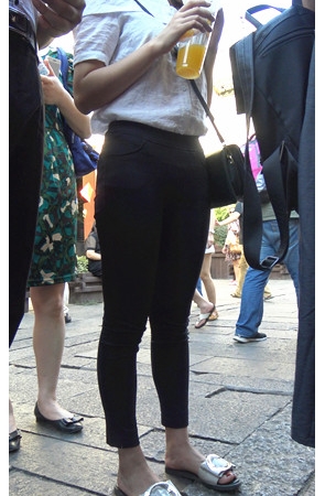 黑色紧身裤妹子