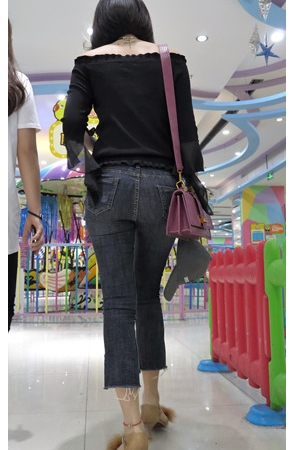 短发牛仔裤妹子